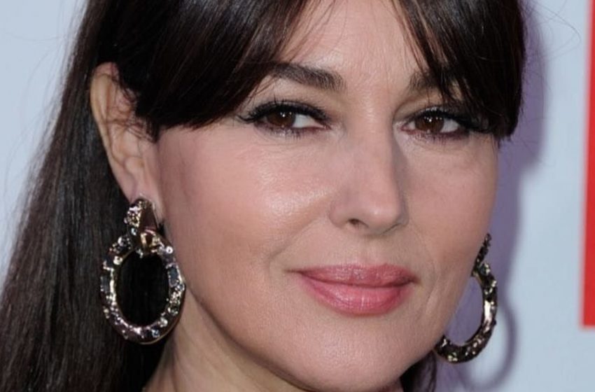  “Elegant und würzig schwarz”: Monica Bellucci erschien in einem Kleid mit einem extremen Schlitz auf dem Cover einer mexikanischen Hochglanzzeitschrift!