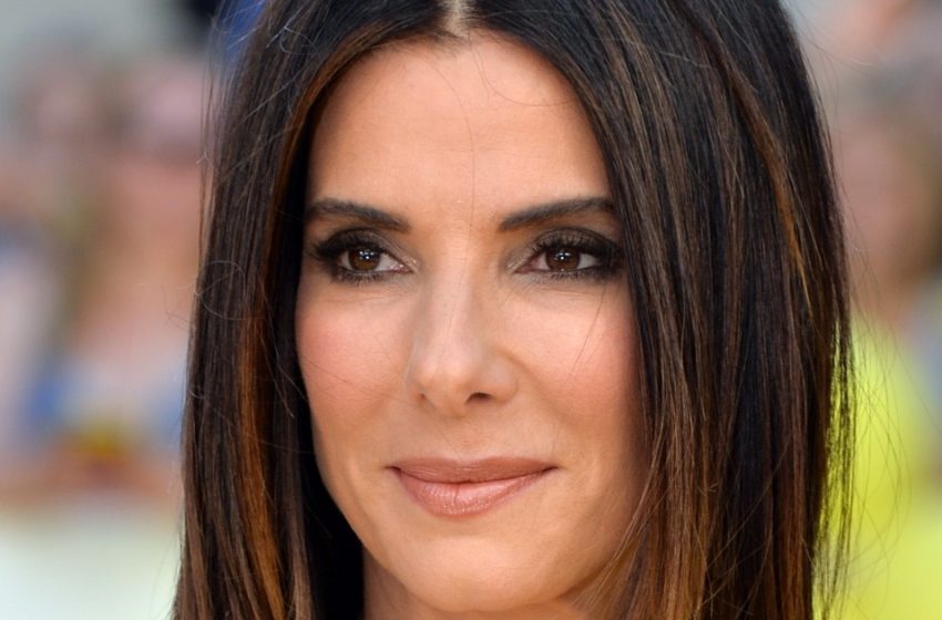  Die 59-jährige Sandra Bullock wurde mit ihren beiden Kindern bei einem Familienausflug erwischt: Wie sehen die erwachsenen Erben des Stars jetzt aus?