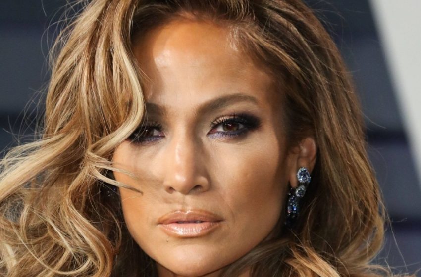  “Sanfter Bauch und üppige Formen”: Die 54-jährige J. Lo entschied sich, offen mit ihren Fans zu sein und ihre Fotos in Dessous zu teilen!