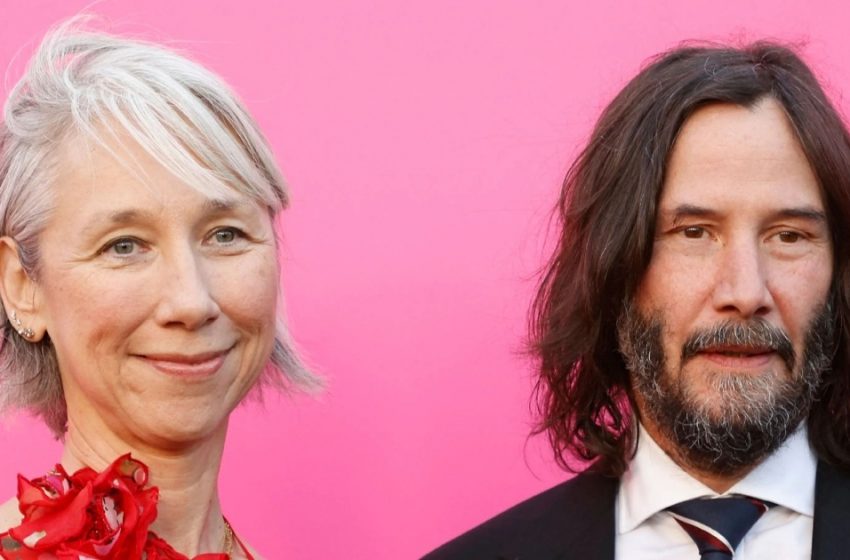  Die 54-jährige Freundin von Keanu Reeves besuchte das MOCA-Gala in einem türkisfarbenen Cut-Out-Kleid: Hat es ihr gut gepasst oder sah sie darin ein wenig kindisch aus?