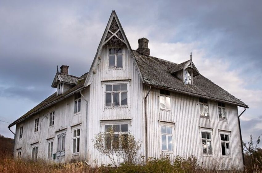  Ein Fotograf von alten verlassenen Häusern stieß auf ein Haus, in dem die Zeit im letzten Jahrhundert stehen geblieben war: Was war der einzige Weg, um zum Haus zu gelangen, und wie sah es aus?