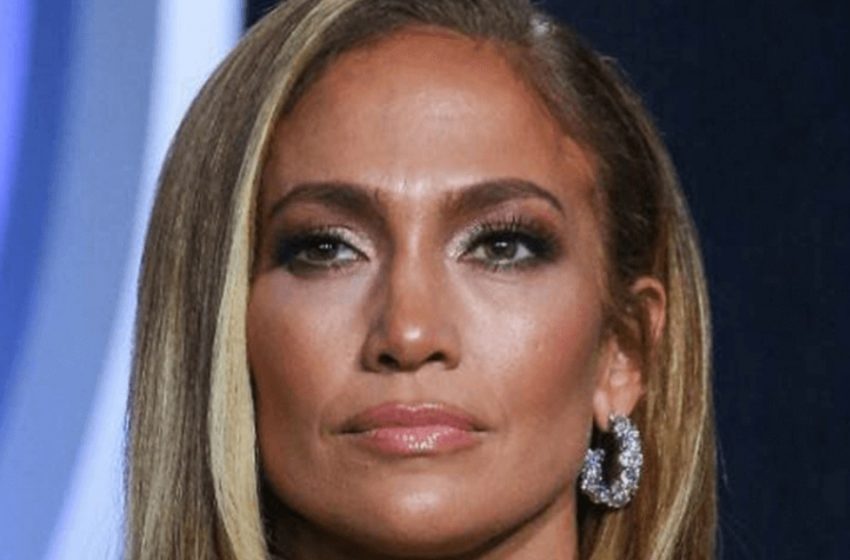  Die Fotos des Stars werden im Netz aktiv diskutiert: J. Lo hat gezeigt, wie sie ohne Make-up und Filter aussieht!
