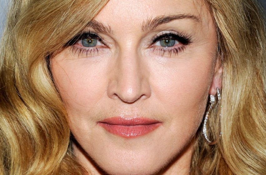  “Sie hat völlig den Verstand verloren”: Madonna posierte halbnackt mit Brüsten über der Bibel gebeugt!