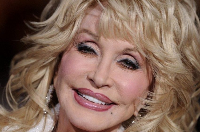  “Schwer kritisiert für das Tragen des offenherzigen Outfits”: Das jüngste Outfit von Dolly Parton, 78, hat eine hitzige Debatte ausgelöst!