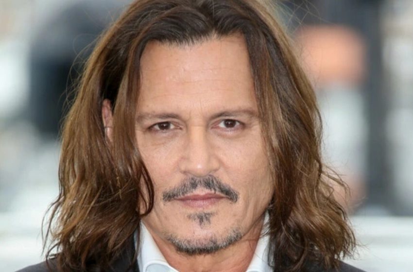  Fans sagen, der Schauspieler sieht jetzt “gesund” aus: Wie sieht Johnny Depp mit seinem neuen Kurzhaarschnitt aus?