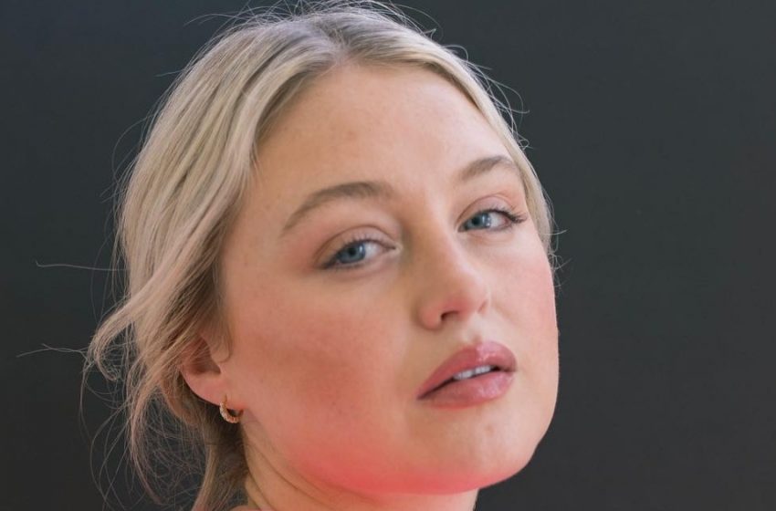  Ein Plus-Size-Model, Iskra Lawrence, erwartet ihr zweites Kind: Wie sehen ihr afroamerikanischer Ehemann und ihr Sohn aus?