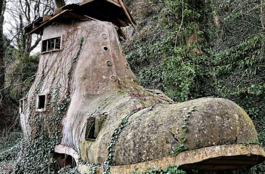  “Ein altes geheimnisvolles Haus”: Eine Gruppe von Touristen wanderte durch den Wald und entdeckte zufällig eine Struktur in Form eines Schuhs!