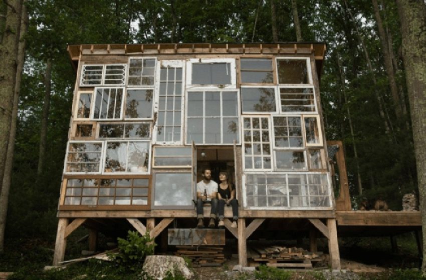  “Solch eine kreative Lösung für den Hausbau”: Ein Paar hat ein einzigartiges Haus aus Fensterrahmen im Wald gebaut!