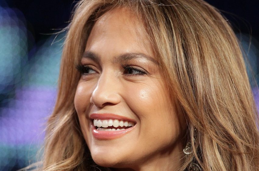  “Der Apfel fällt nicht weit vom Stamm: Jennifer Lopez teilte berührende Kindheitsfotos mit ihrer Mutter!”