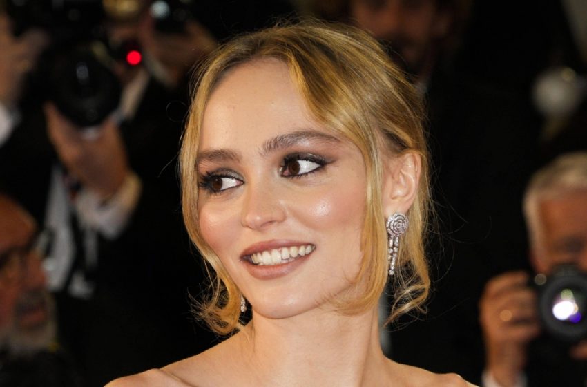  Die berühmte Blondine zeigte ihre langen schlanken Beine: Lily-Rose Depp erschien in der Öffentlichkeit in superkurzen Shorts.