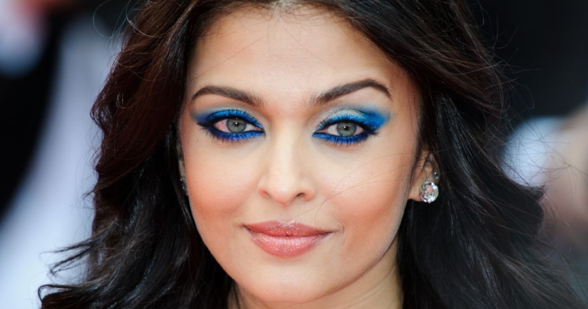 “Stylisten entstellten die schönste Frau Indiens”: Der Look von 50-jähriger Rai auf dem Cannes Film Festival hat alle verblüfft!