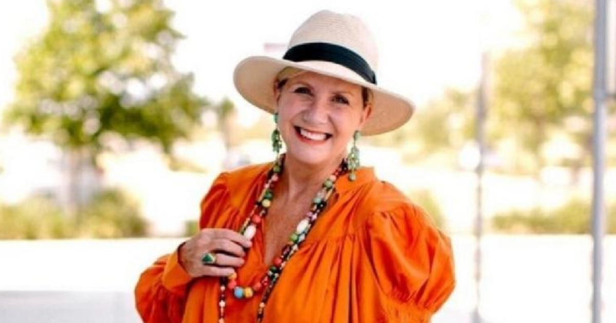 “„Ich bin 63 und das hindert mich nicht daran, eine umwerfende Schönheit zu sein!“: Die Amerikanerin zeigt 15 stilvolle Sommer-Looks!”