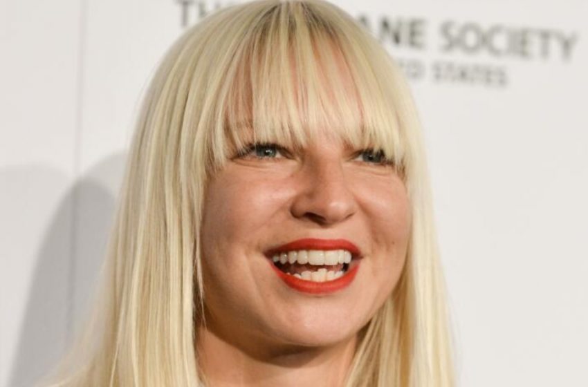  “Sia wurde mit 48 Jahren Mutter: Die Stars begeistern Fans, indem sie ein Foto mit ihrem Baby teilen!”