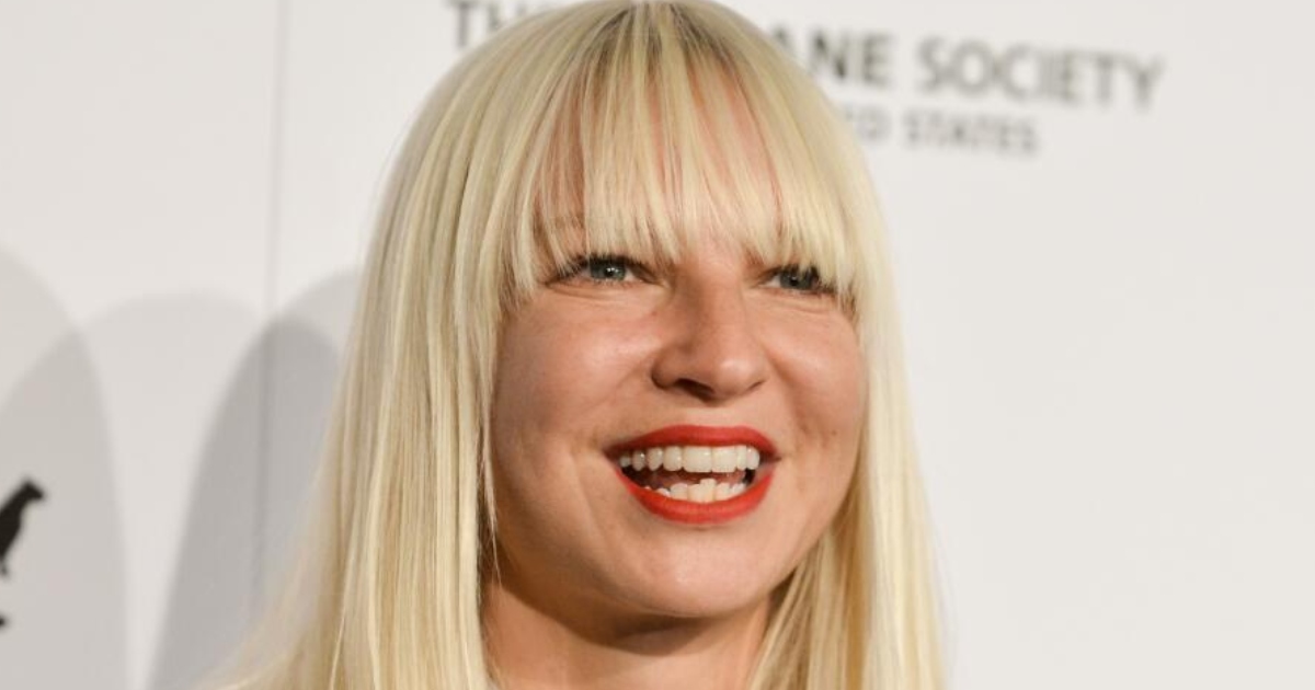 “Sia wurde mit 48 Jahren Mutter: Die Stars begeistern Fans, indem sie ein Foto mit ihrem Baby teilen!”