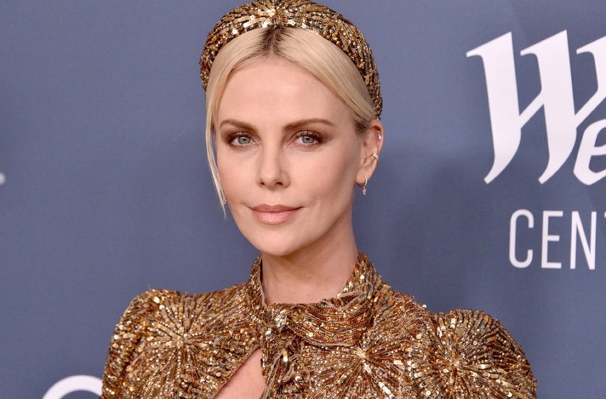  “Ein so gewagter Look mit 48 Jahren”: Charlize Theron erschien in der Öffentlichkeit in einem Spitzen-BH und einem gewagten Minirock!