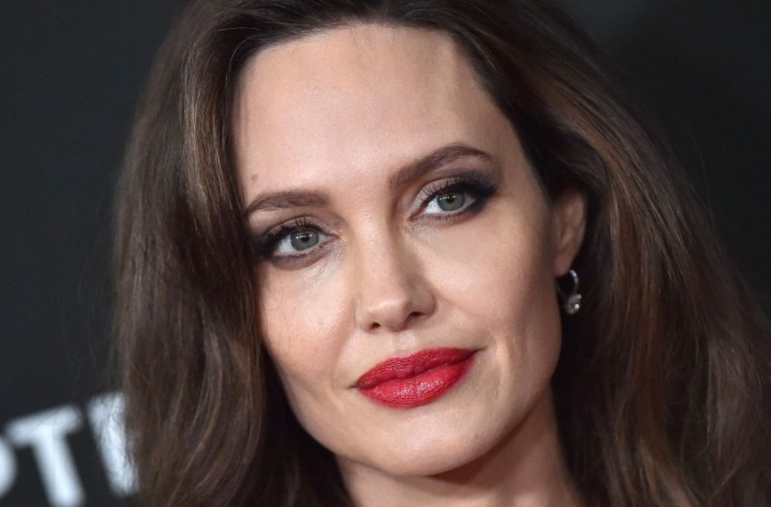 „Ein Vogel auf ihrer Brust“: Angelina Jolie präsentierte ihr neues Tattoo während der Preisverleihung!