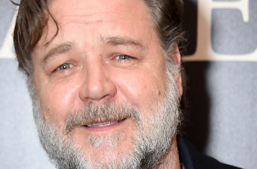  “Ein blondes Mädchen, das halb so alt ist wie er”: Der 60-jährige Russell Crowe wurde mit seiner jungen, schönen Geliebten in Italien abgelichtet!