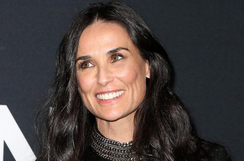  Demi Moore, 61, strahlt wie nie zuvor, doch die Leute bemerkten dasselbe Detail