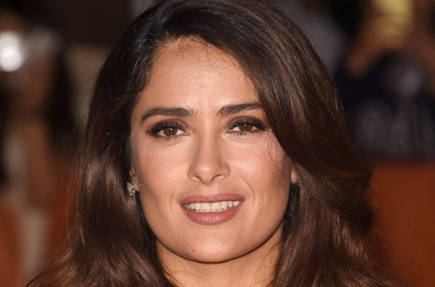  “Die Pose, die niemals aus der Mode kommt!”: Salma Hayek verglich ihre Figur in einem Badeanzug mit der von vor zwei Jahrzehnten!