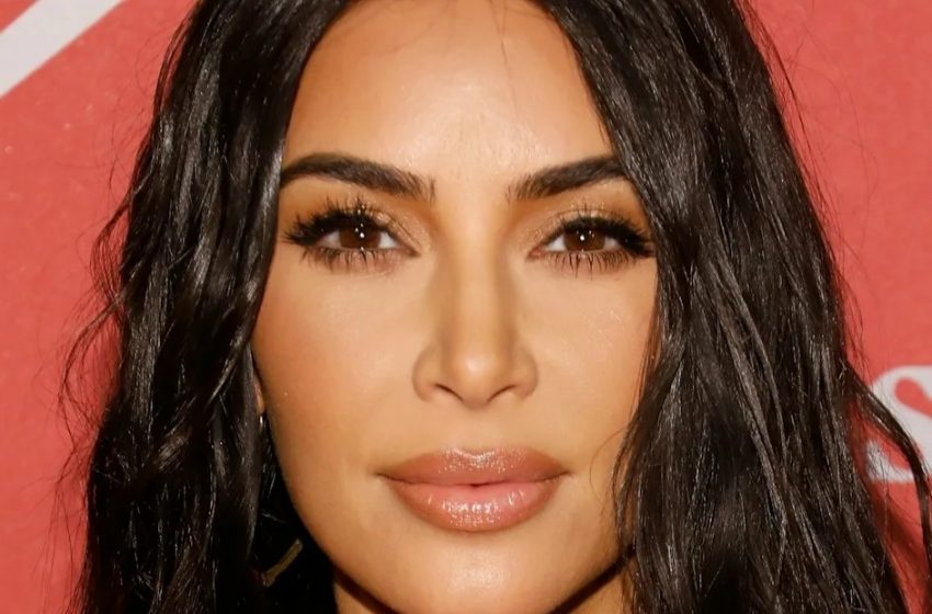  „In einem Neon-Bikini“: Kim Kardashian präsentierte ihre perfekten Kurven in einem gewagten Look!