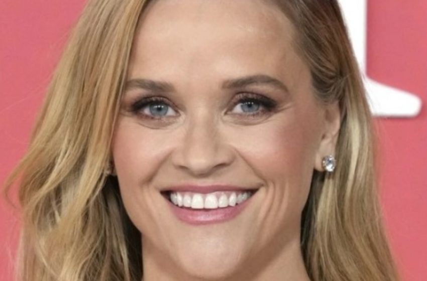  Reese Witherspoon trug im Urlaub einen heißen schwarzen Badeanzug und offenbarte ein überraschendes Detail: Nur wenige bemerkten es!