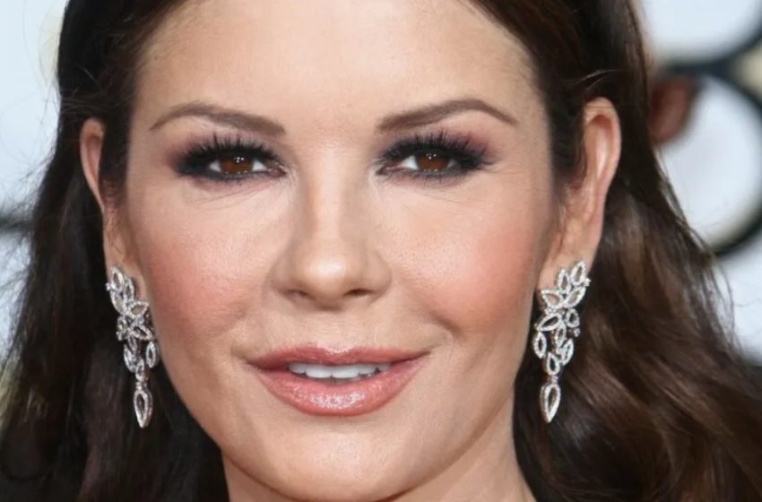  „Sie ist schon 54”: Catherine Zeta-Jones, Mutter von zwei Kindern, zeigte ihre schlanke Figur in einem Badeanzug!