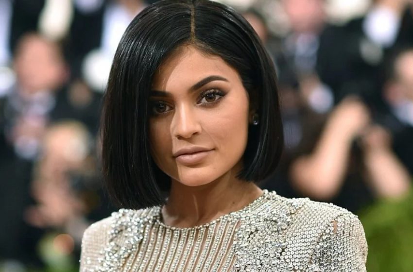  „In einem tief ausgeschnittenen Kleid und einem Schleier über ihrem Gesicht“: Kylie Jenners außergewöhnlicher Look wurde von den Paparazzi festgehalten!