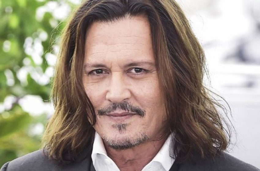  Johnny Depp sorgte mit seinem „gealterten Aussehen“ in einem gestreiften Anzug bei einer Party für Aufsehen: Die Fotos, die im Internet für ordentlich Wirbel sorgten!