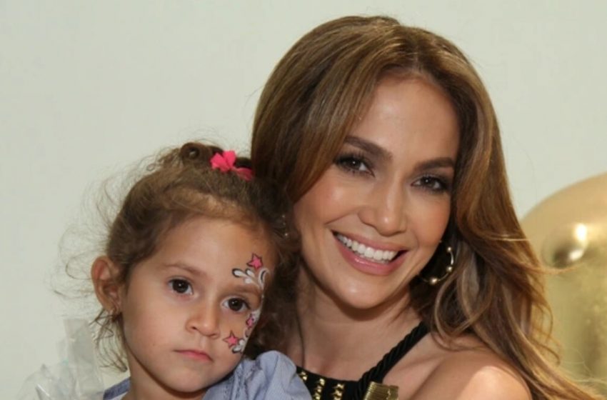  Jennifer Lopez’ Kind in geschlechtsneutralem Aussehen und burschikhaftem Verhalten: Fans spekulieren über den jüngsten öffentlichen Auftritt der Star-Mutter mit ihrem Kind!