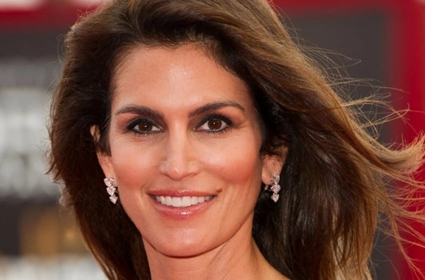  „Sogar ohne Unterwäsche“: Die 55-jährige Cindy Crawford nahm an einem gewagten Fotoshooting teil!