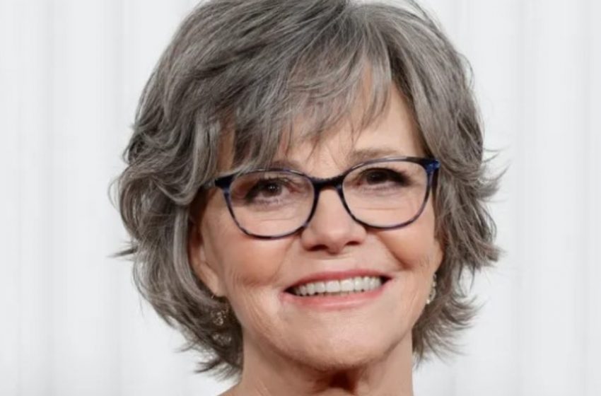  Die 77-jährige Hollywood-Legende teilte ihre Gefühle als fünffache Großmutter: Gealterte Bilder von Sally Field aus einem wunderschönen Haus mit Meerblick!