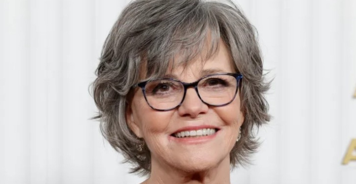 Die 77-jährige Hollywood-Legende teilte ihre Gefühle als fünffache Großmutter: Gealterte Bilder von Sally Field aus einem wunderschönen Haus mit Meerblick!