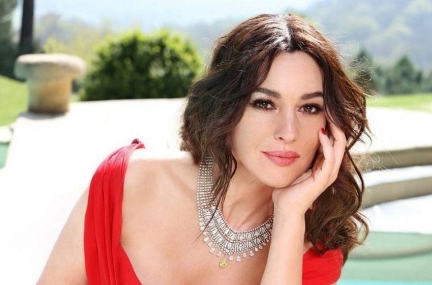  „Eine atemberaubende Schönheit“: Monica Bellucci erschien auf dem neuen Cover eines Modemagazins und präsentierte ihre schlanken Beine!