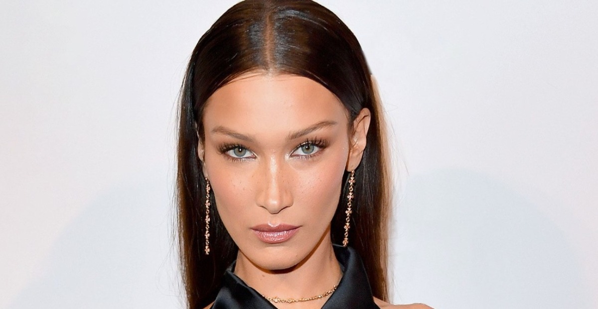 „Der Star im freizügigen Look“: Bella Hadid drehte sich um und zeigte den tiefen Schlitz in ihrem Kleid!