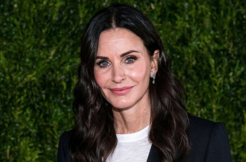  Courteney Cox begeistert in einem Bikini-Workout-Video: Fans sind aufgeregt über ein unerwartetes Detail