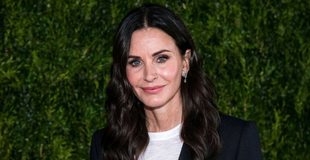 Courteney Cox begeistert in einem Bikini-Workout-Video: Fans sind aufgeregt über ein unerwartetes Detail