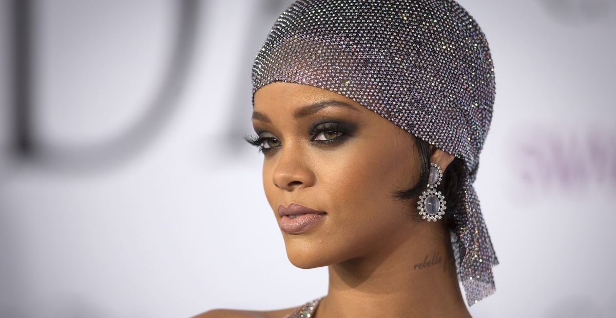 „Barbados-Carnival-Star: Rihanna präsentiert ihre Figur in einem funkelnden Rock und Feder-Outfit!“