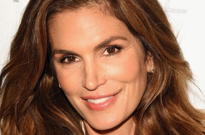  Cindy Crawford veröffentlichte ein seltenes Foto mit ihrem erwachsenen Erben: Die Leute entdeckten etwas anderes auf dem Foto!