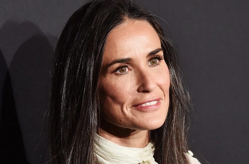  Die 61-jährige Demi Moore wurde im Urlaub in einem kleinen weißen Bikini gesehen: Was war das Detail, das im Internet für Aufsehen sorgte?