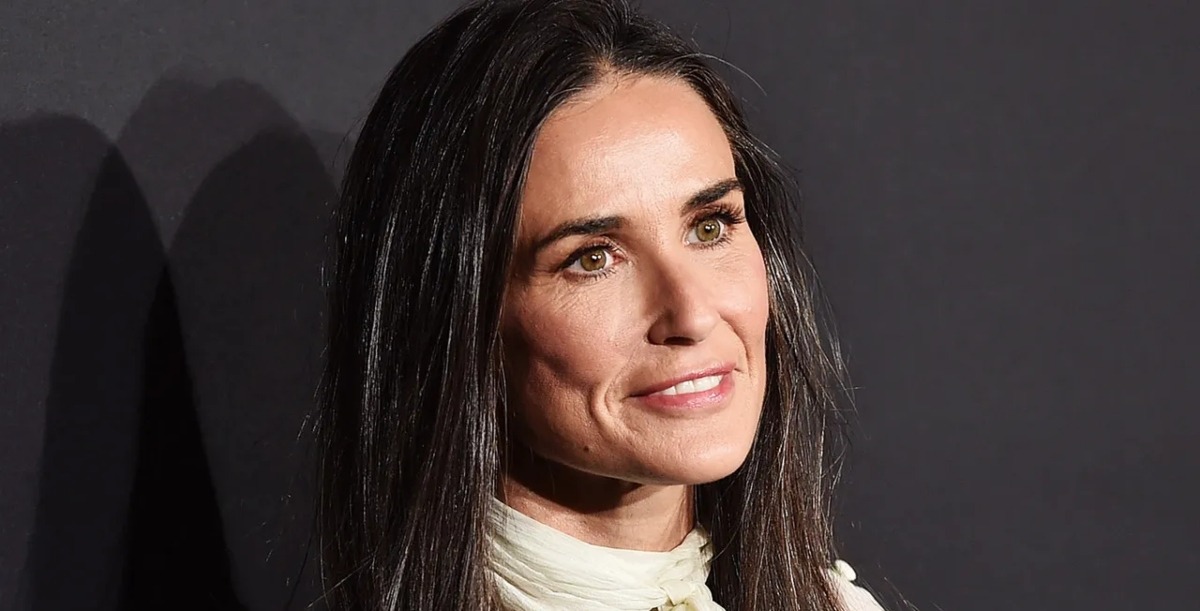 Die 61-jährige Demi Moore wurde im Urlaub in einem kleinen weißen Bikini gesehen: Was war das Detail, das im Internet für Aufsehen sorgte?