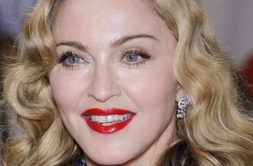  Madonna teilte ein seltenes Foto mit all ihren Kindern, um ihren 66. Geburtstag zu feiern: „Eine elegante italienische Feier umgeben von Luxus und Familie.“