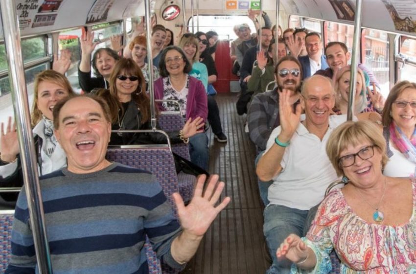  „Ein schwarzer Mann gibt seinen Platz für eine schwangere Frau auf, aber eine ältere Dame nimmt ihn stattdessen: Seine Antwort bringt den ganzen Bus zum Lachen!“