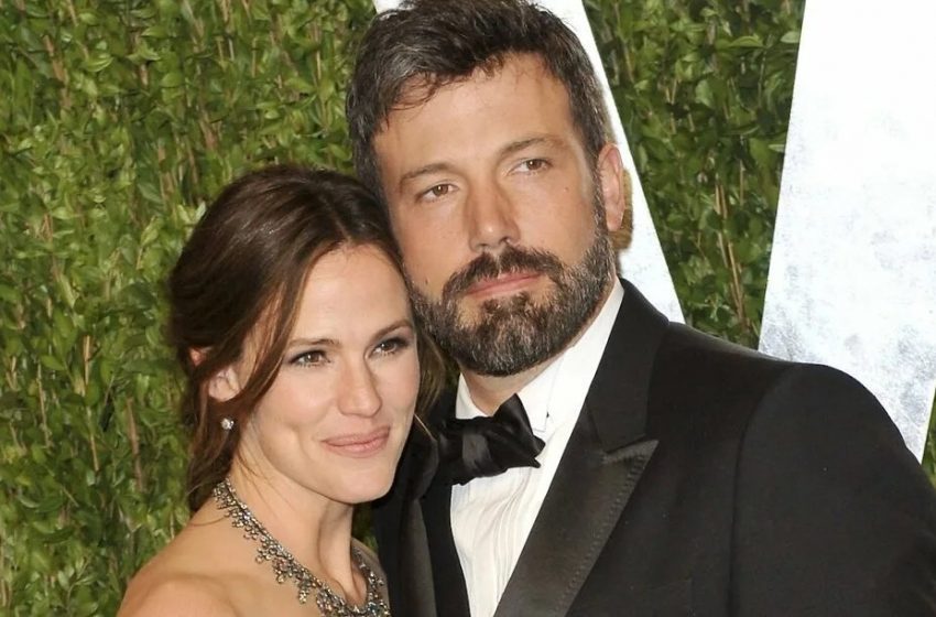  Ben Affleck genießt das Abendessen mit Ex-Frau Jennifer Garner und ihren Töchtern, von Paparazzi gesichtet.