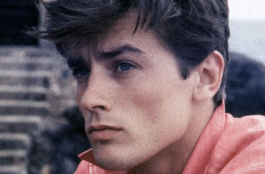  Die Enkelin von Alain Delon sieht ihm zum Verwechseln ähnlich: Seltene Fotos der atemberaubenden Schönheit mit den blauen Augen!