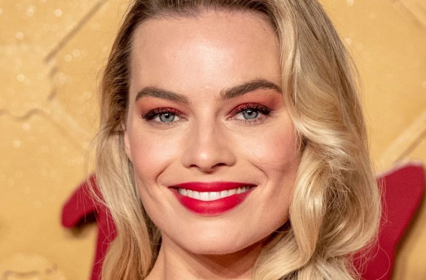  Die schwangere Margot Robbie in Sardinien knöpfte ihr Hemd auf und zeigte ihren runden Bauch