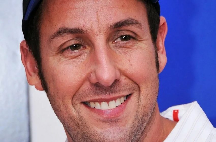  Adam Sandler sorgte mit seinem ungewöhnlichen Outfit auf dem roten Teppich für Aufsehen: „Hat er nicht in den Spiegel geschaut?“