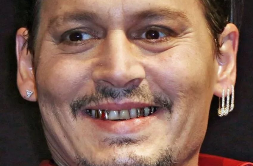  „Verblüfft Fans mit seinen neuen Zähnen“: Johnny Depp, beeinflusst von seiner jungen Liebhaberin, geht nach 30 Jahren zum ersten Mal zum Zahnarzt.