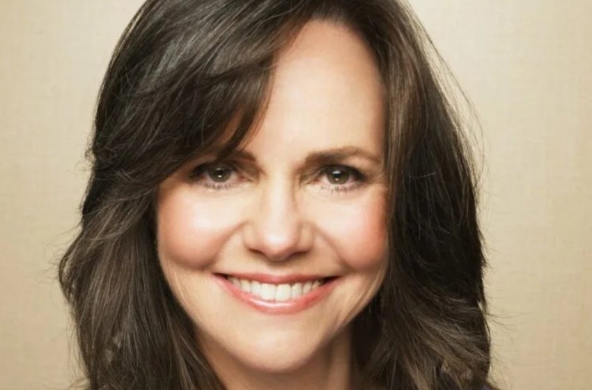  „Ich bin eine alte Frau. 77 ist alt, und das ist in Ordnung!“: Wegen ihres natürlichen Alterns kritisiert, findet Sally Field Freude als Großmutter von 5 Enkelkindern.