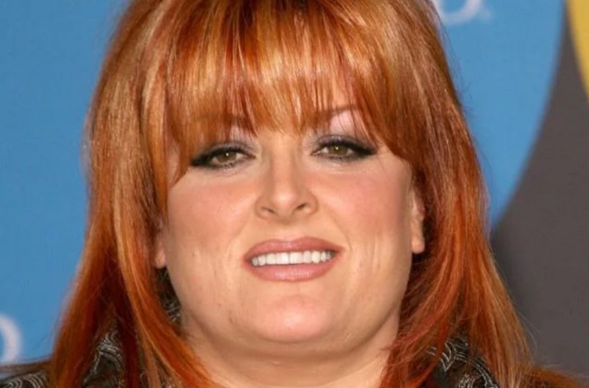  „Sieht so dünn aus mit 60“: Wynonna Judd überraschte alle mit extremer Gewichtsabnahme und ihrem Look in einem schwarzen Outfit!