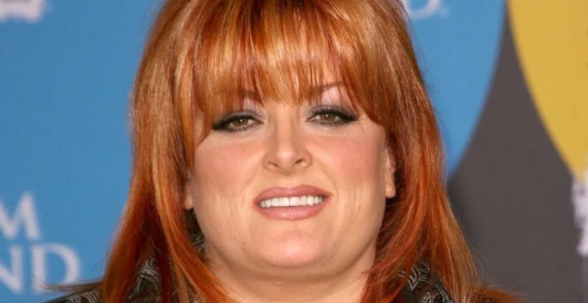 „Sieht so dünn aus mit 60“: Wynonna Judd überraschte alle mit extremer Gewichtsabnahme und ihrem Look in einem schwarzen Outfit!